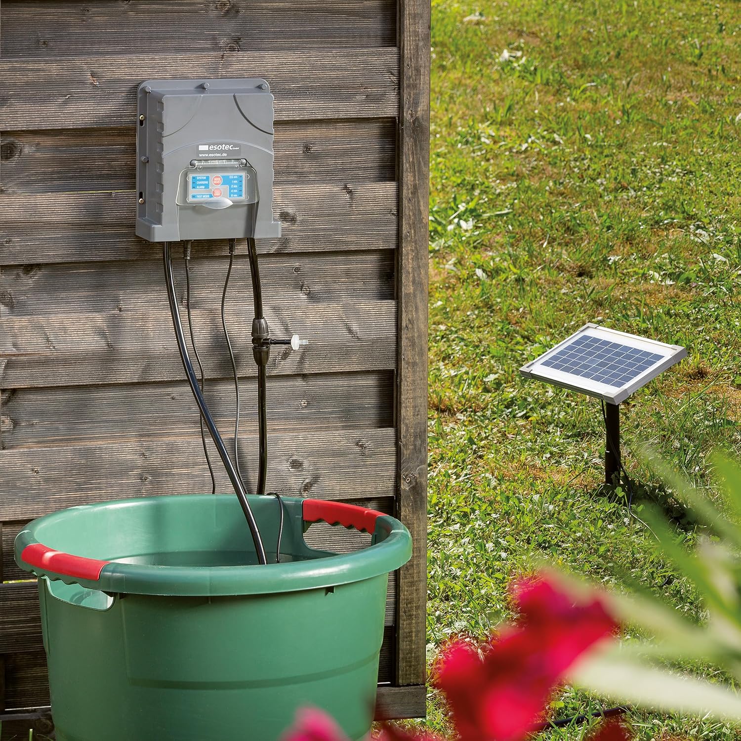 Esotec Solar Bewässerungssystem Waterdrops Pro, 50 regulierbare Tropfer – Automatische Tropfbewässerung für Garten & Balkon 101124 — Ansicht 2