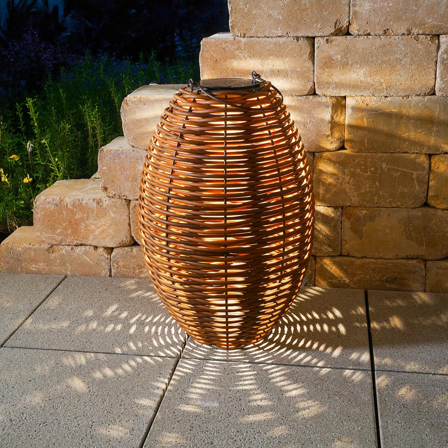 Esotec Solar Rattanleuchte Victoria 60, Polyrattan, USB-C Ladeanschluss, CCT Funktion, 3 Lichtfarben, Akku, Metallgestell, IP44, Solarleuchte Rattan, wetterfest, outdoor, außen, 102279 — Ansicht 3