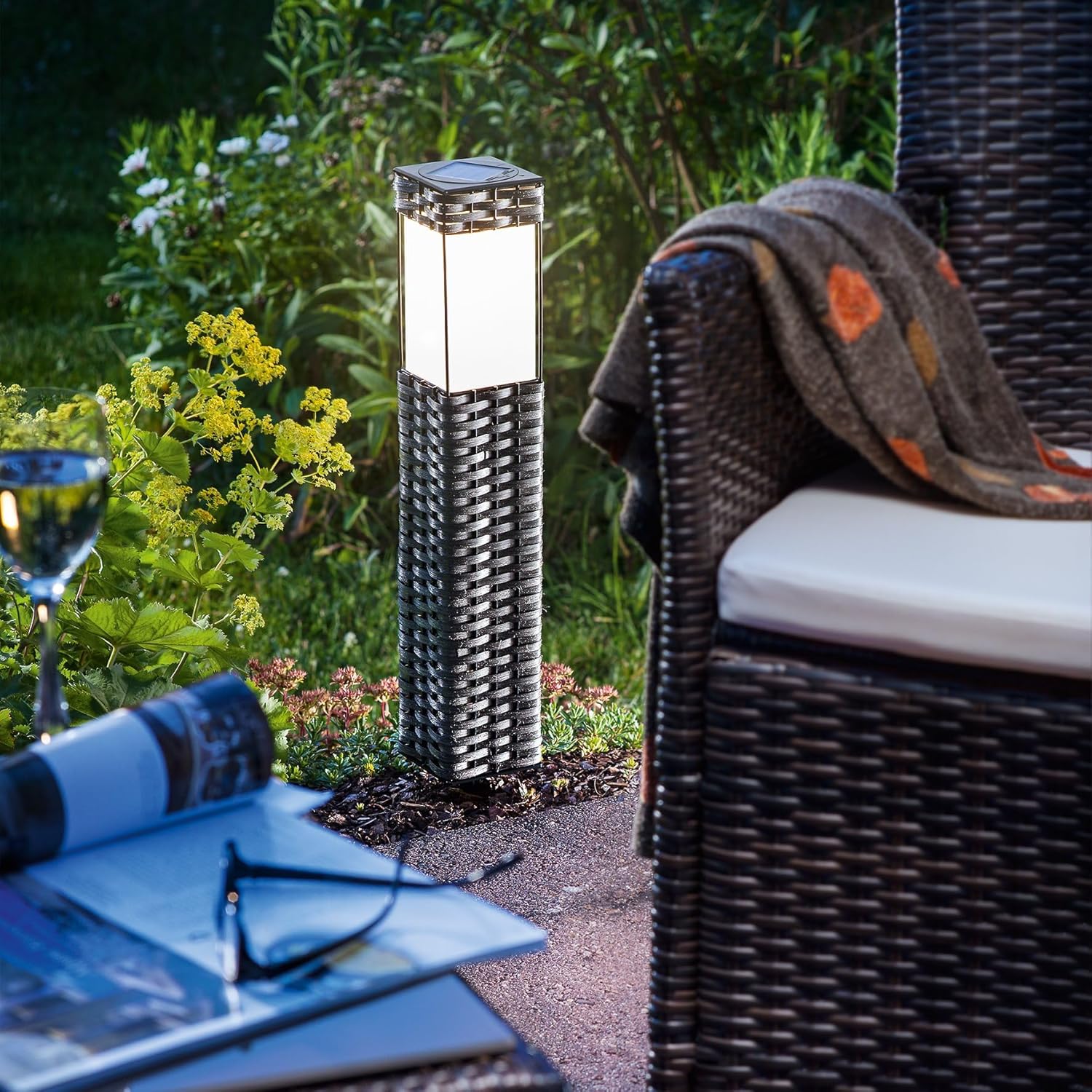Esotec Solar Standleuchte, Rattan Geflecht, LED, Akku, gleichmäßige Lichtverteilung, Gartenleuchte, Solarlaterne, Wegeleuchte, Solarlichter, wetterfest, Metall, braun, IP34, außen, 102073 — Ansicht 2
