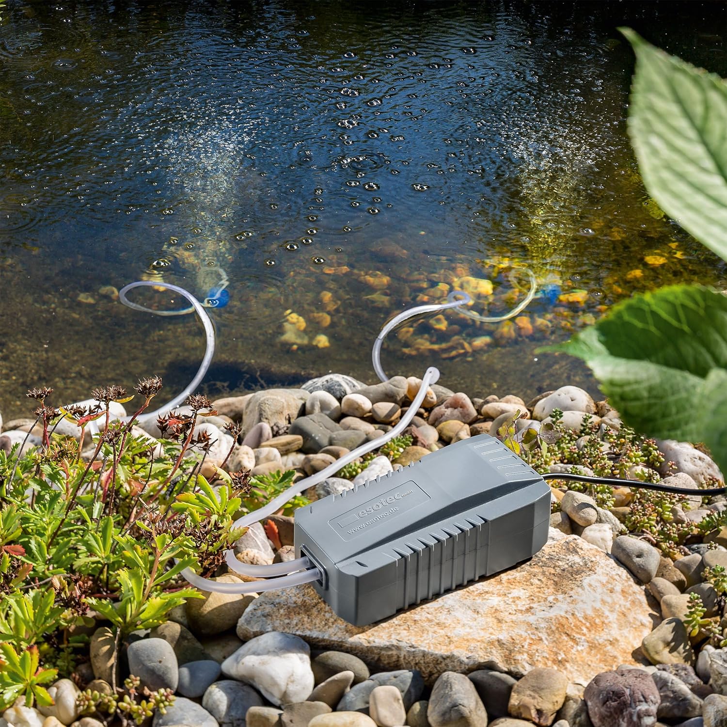 Esotec Solar Teichbelüfter Set 8/200, Sauerstoffpumpe 100 l/h Luftleistung pro Ausgang, Luftschlauch, Luftausströmer, Teichbelüftung, Solarmodul 8W, Erdspieß, 101845 — Ansicht 2