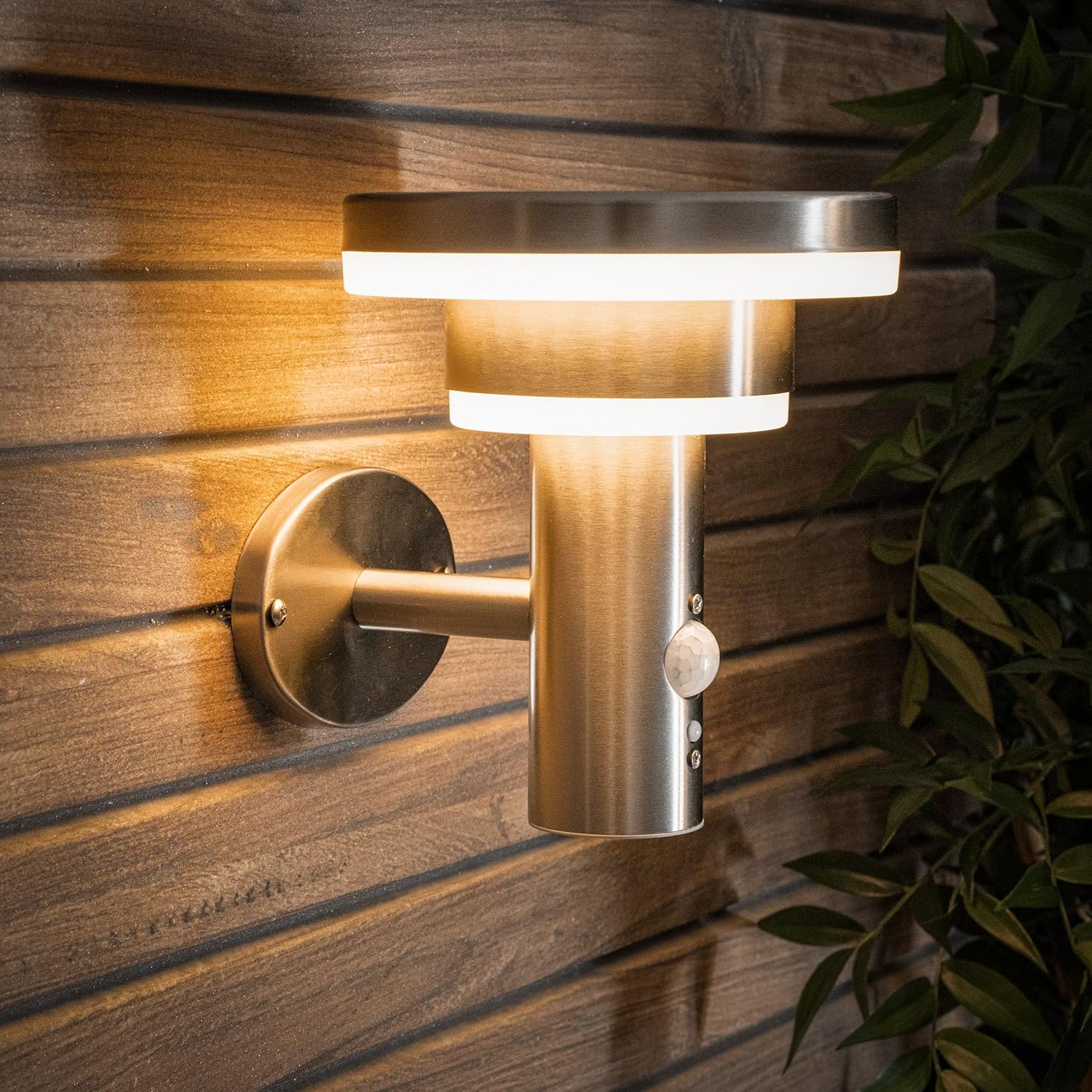 esotec Solar Wandleuchte Modena mit Bewegungssensor, Solarleuchte für Außen Garten, 600 lm, warmweiß 3000K, Edelstahl, IP44, 102753 — Ansicht 2