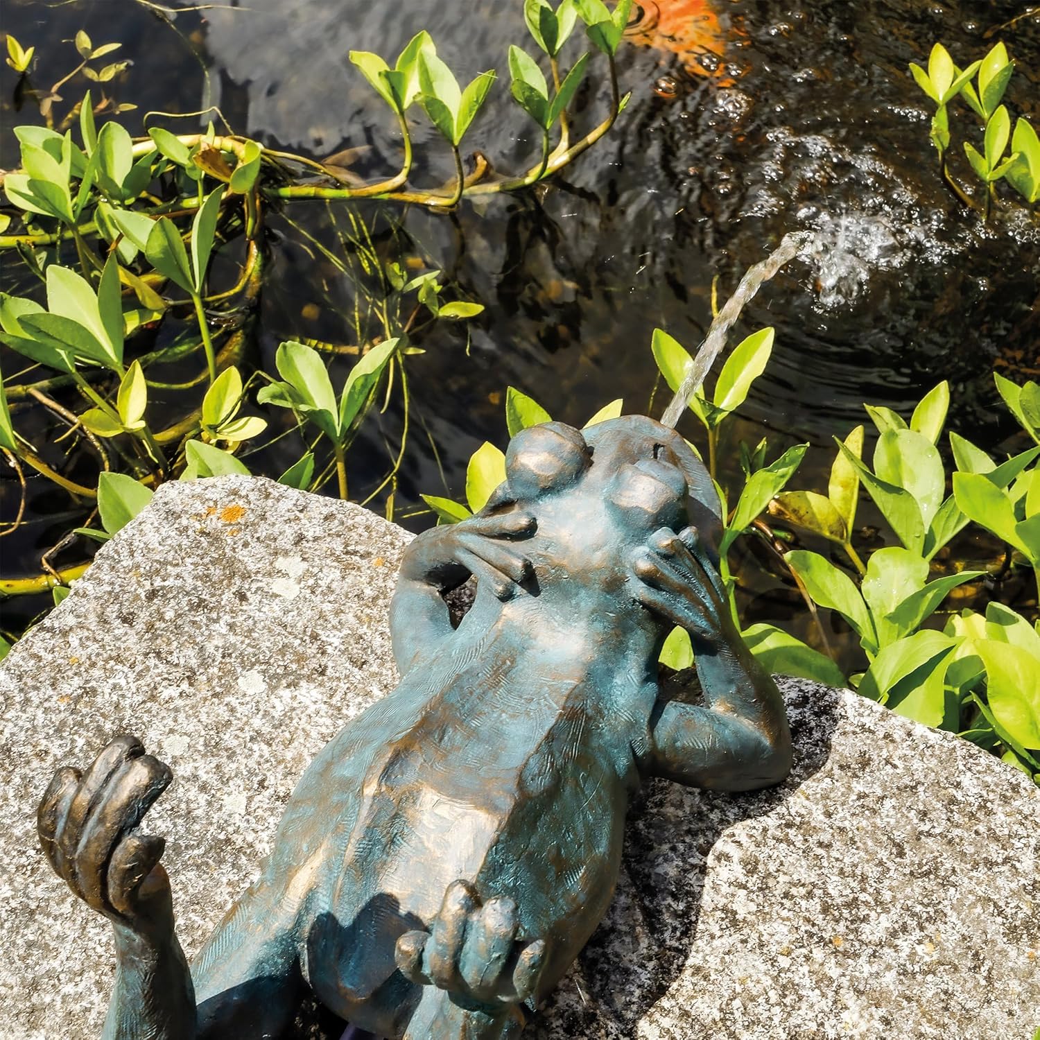 Esotec Solar Wasserspeier Frosch Komplettset, Solar Springbrunnen für Außen, Solarbrunnen mit Solarpumpe 380l/h, Solarmodul 8Wp, Teichfigur Polyresin 34x21x23,5cm 101650 — Ansicht 3