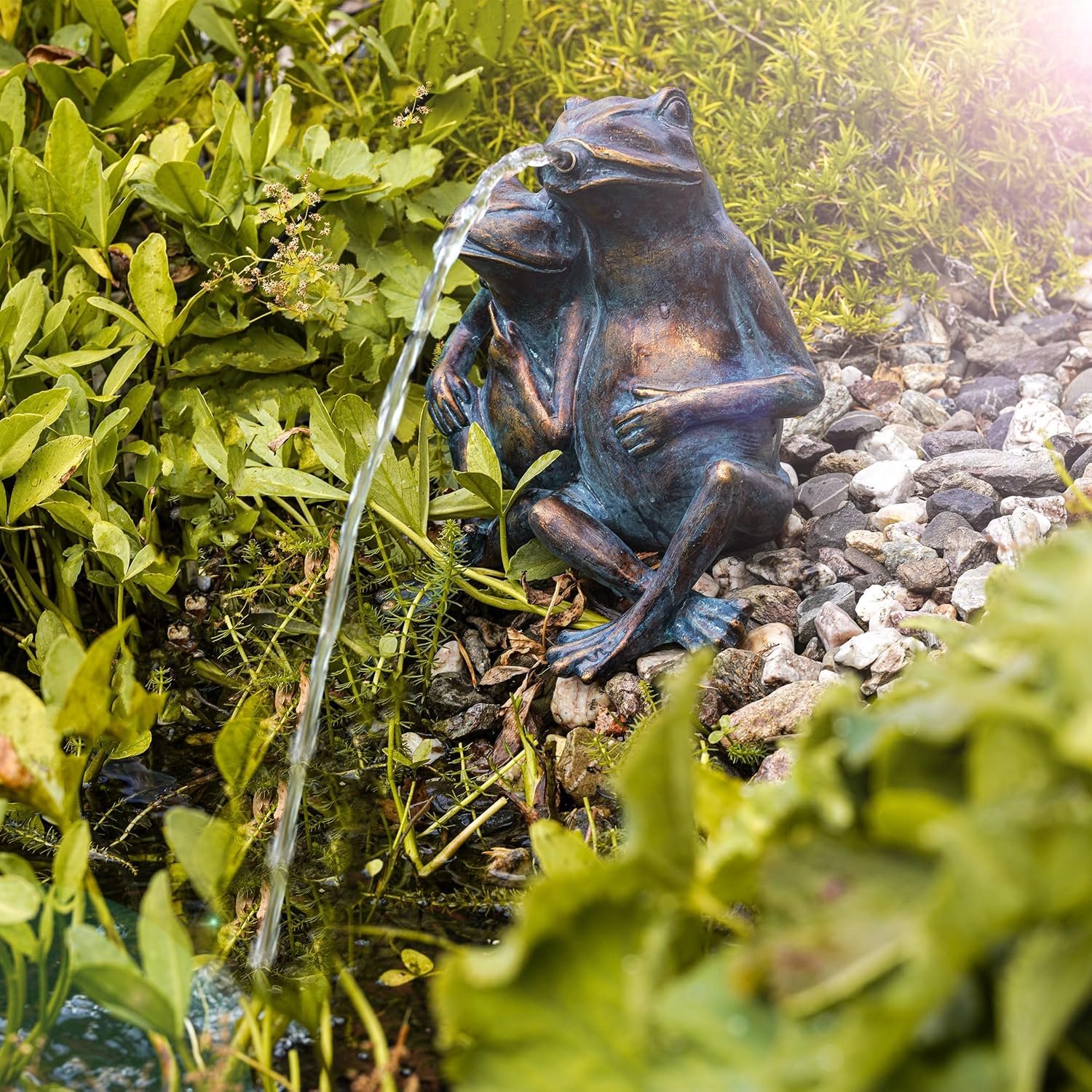 Esotec Solar Wasserspeier Froschpaar Komplettset, Solar Springbrunnen für Außen, Solarbrunnen mit Solarpumpe 380l/h, 8Wp Solarmodul, Wasserspiel Garten 20x15x22cm 101657 — Ansicht 2