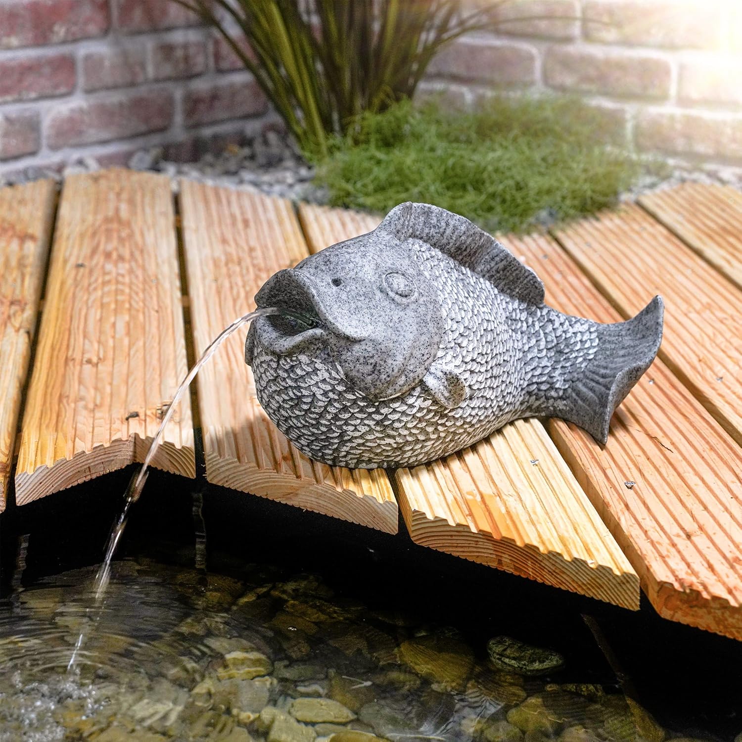 Esotec Solar Wasserspeier Komplettset, Fisch im Natursteindesign, Wasserspiel für Gartenteich, Vogeltränke, Vogelbad, Gartenbrunnen mit Solarpumpe 101665 — Ansicht 2