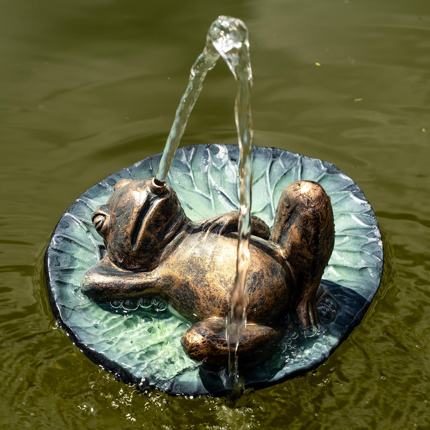 Esotec Solar Wasserspeier Komplettset, Frosch auf Seerosenblatt, Gartenteich Wasserspiel, Vogeltränke, Vogelbad, Gartenbrunnen mit Solarpumpe, schwimmend, H=15cm 101672 — Ansicht 2