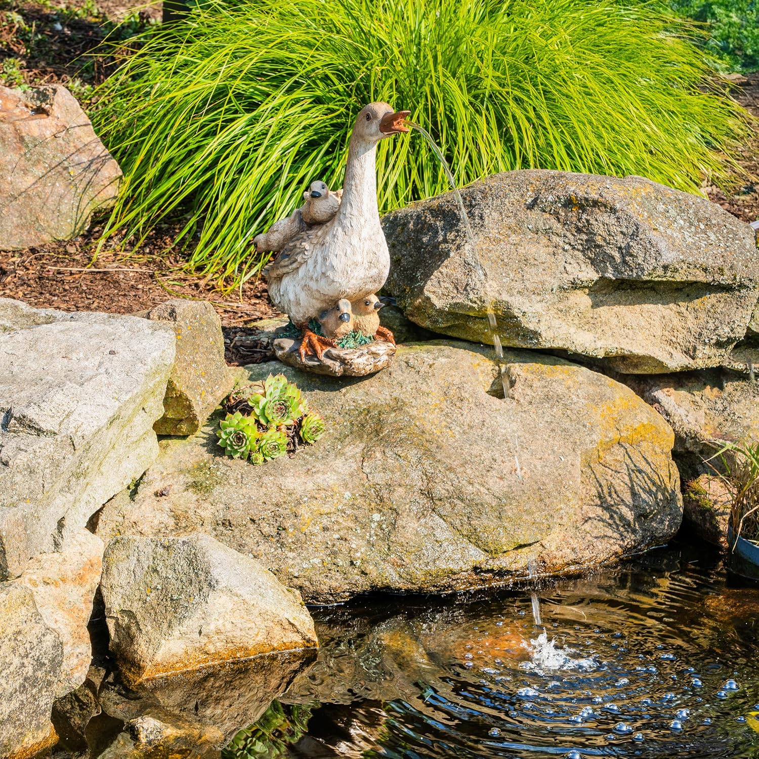 Esotec Solar Wasserspeier Komplettset, Gans mit Küken, Gartenteich Wasserspiel, Vogeltränke, Vogelbad, Gartenbrunnen mit Solarpumpe, H=38,5cm 101669 — Ansicht 5
