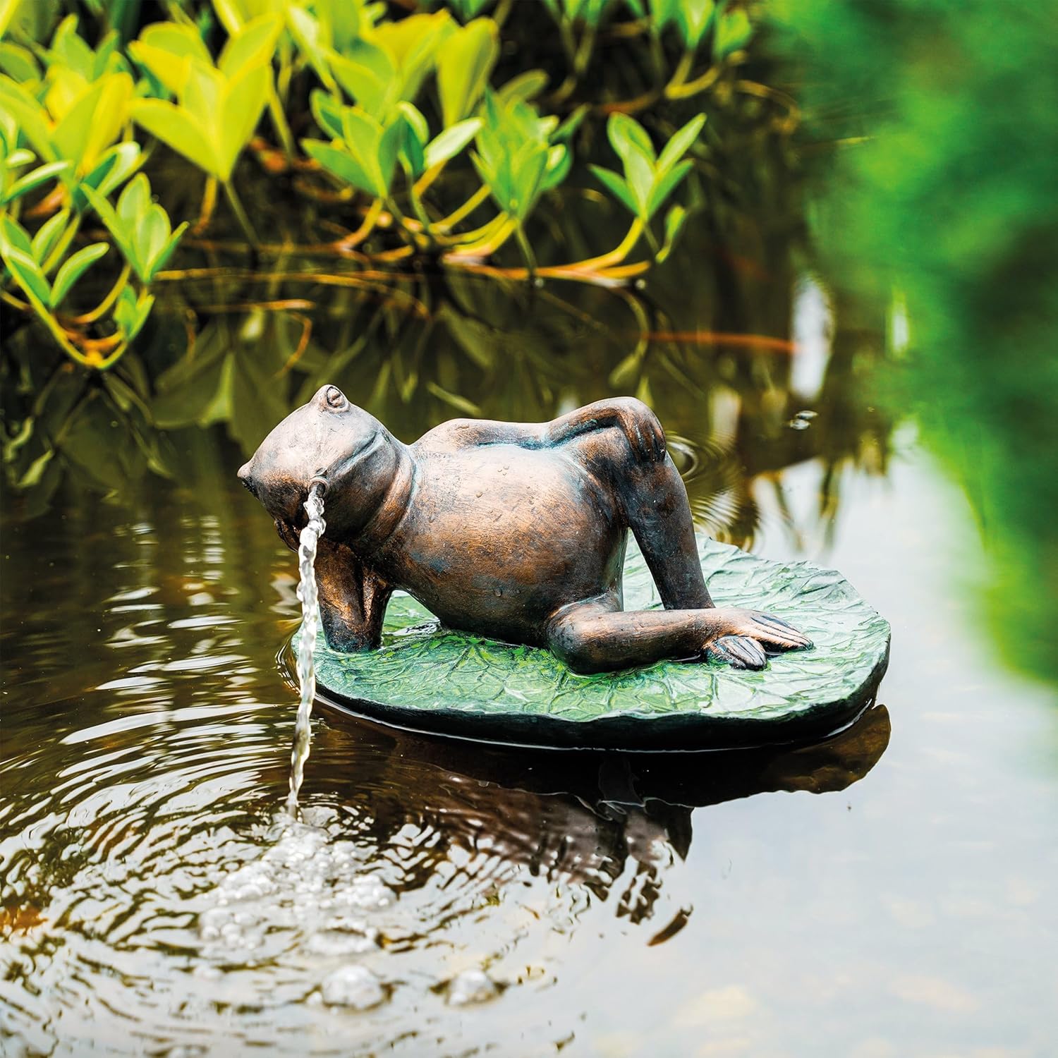 Esotec Solar Wasserspeier Set Frosch liegend auf Seerosenblatt, Pumpe, Solarmodul, Teichfigur, Gartenfiguren & Gartenstatuen, Gartenbrunnen Solar, Springbrunnen außen, Vogeltränke 101664 — Ansicht 2