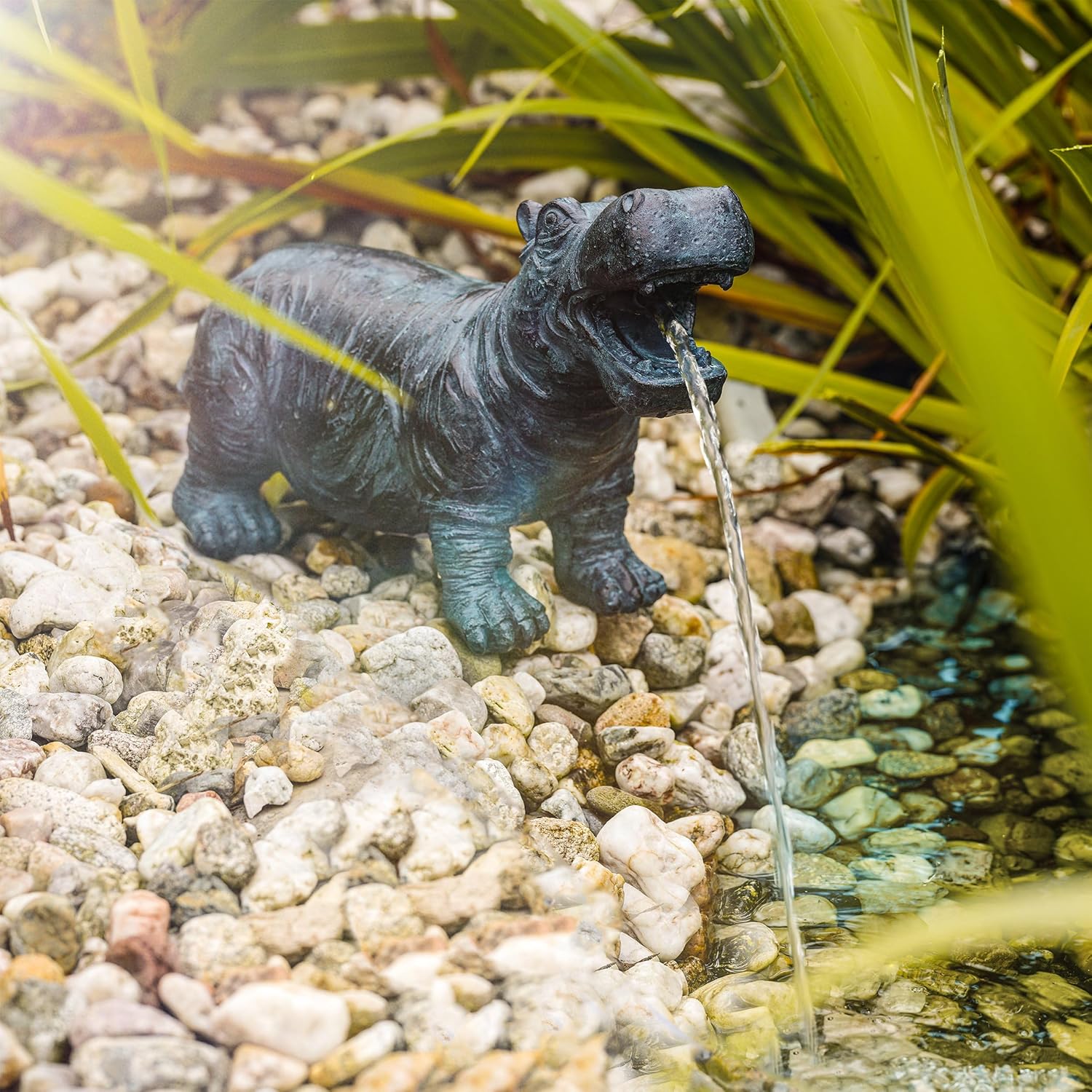 Esotec Solar Wasserspeier Set Hippo Nilpferd, Solarpumpe, Teichfigur Gartenfigur Gartenstatue, Tauchpumpe, Gartenbrunnen, Springbrunnen für außen Outdoor, Vogeltränke H=20cm 101658 — Ansicht 3