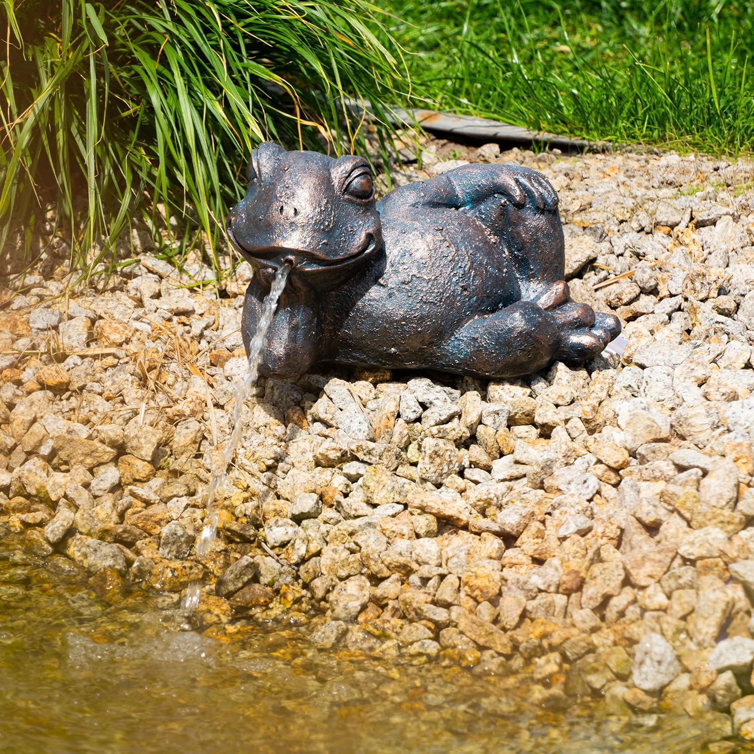 Esotec Solar Wasserspeier Set liegender Frosch Pepe, H=31cm, Wasserspiel mit Teichpumpe 250l/h, Schlauch, Solarmodul, Solarbrunnen für draussen, Wasserspiel Garten-Teich 101678 — Ansicht 3