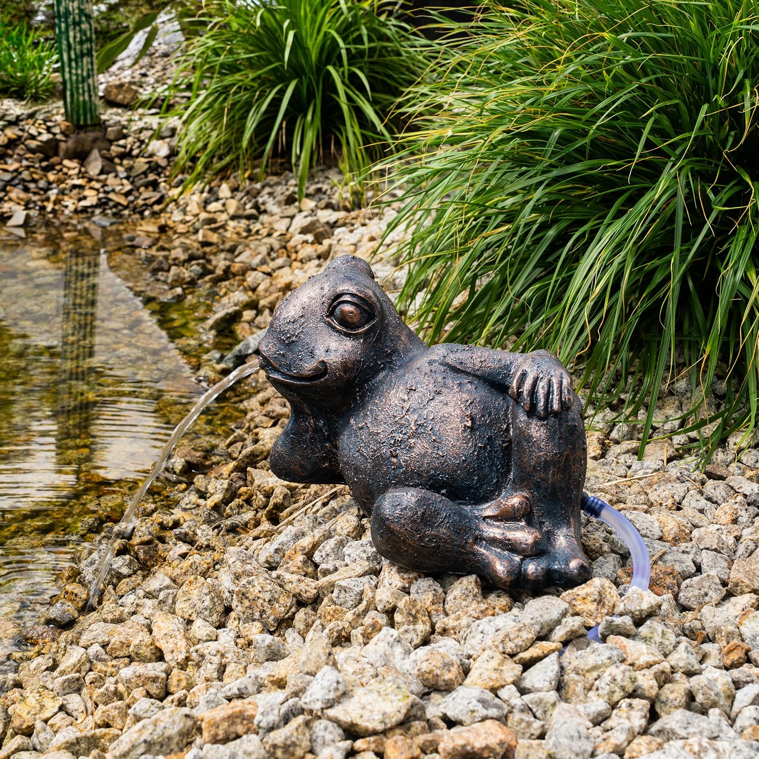 Esotec Solar Wasserspeier Set liegender Frosch Pepe, H=31cm, Wasserspiel mit Teichpumpe 250l/h, Schlauch, Solarmodul, Solarbrunnen für draussen, Wasserspiel Garten-Teich 101678 — Ansicht 4