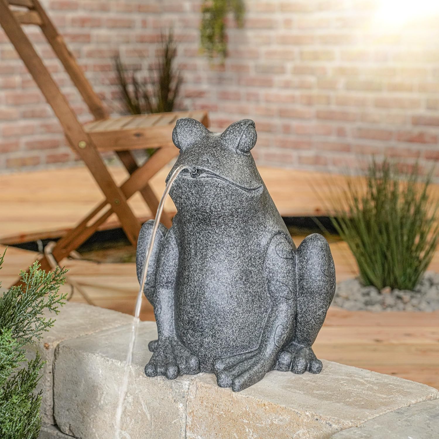 Esotec Wasserspeier Frosch in Natursteinoptik, Brunnenfigur für Teich & Garten aus Polyresin, Gartenfigur mit 3m Schlauch, Wasserspiel Figur, 31x36x30cm 100748 — Ansicht 2