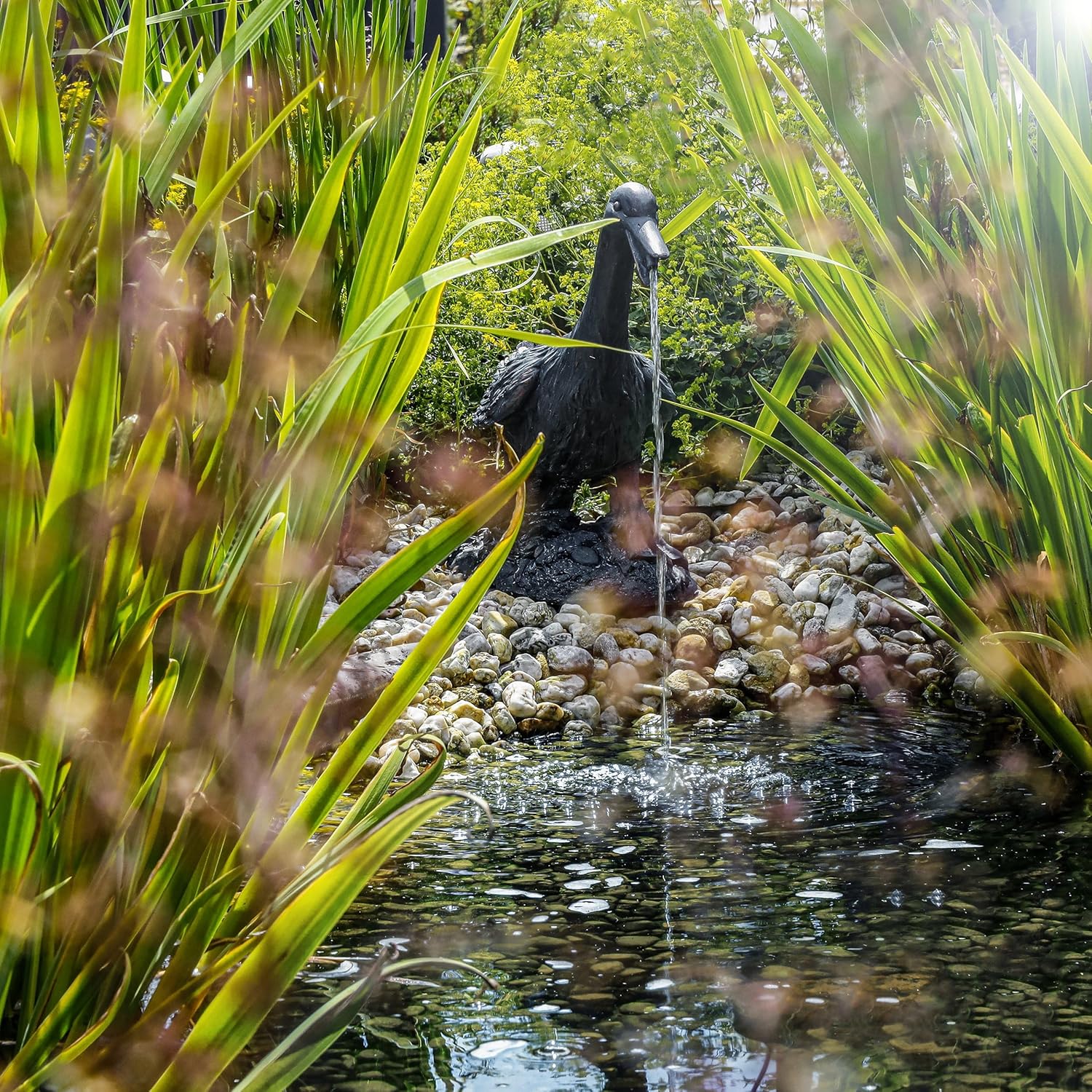 Esotec Wasserspeier Gans Erna, Brunnenfigur für Teich & Garten aus Polyresin, Gartenfigur mit 1,4m Schlauch, Teichfigur für Wasserspiel, 48x20x42cm 100732 — Ansicht 4